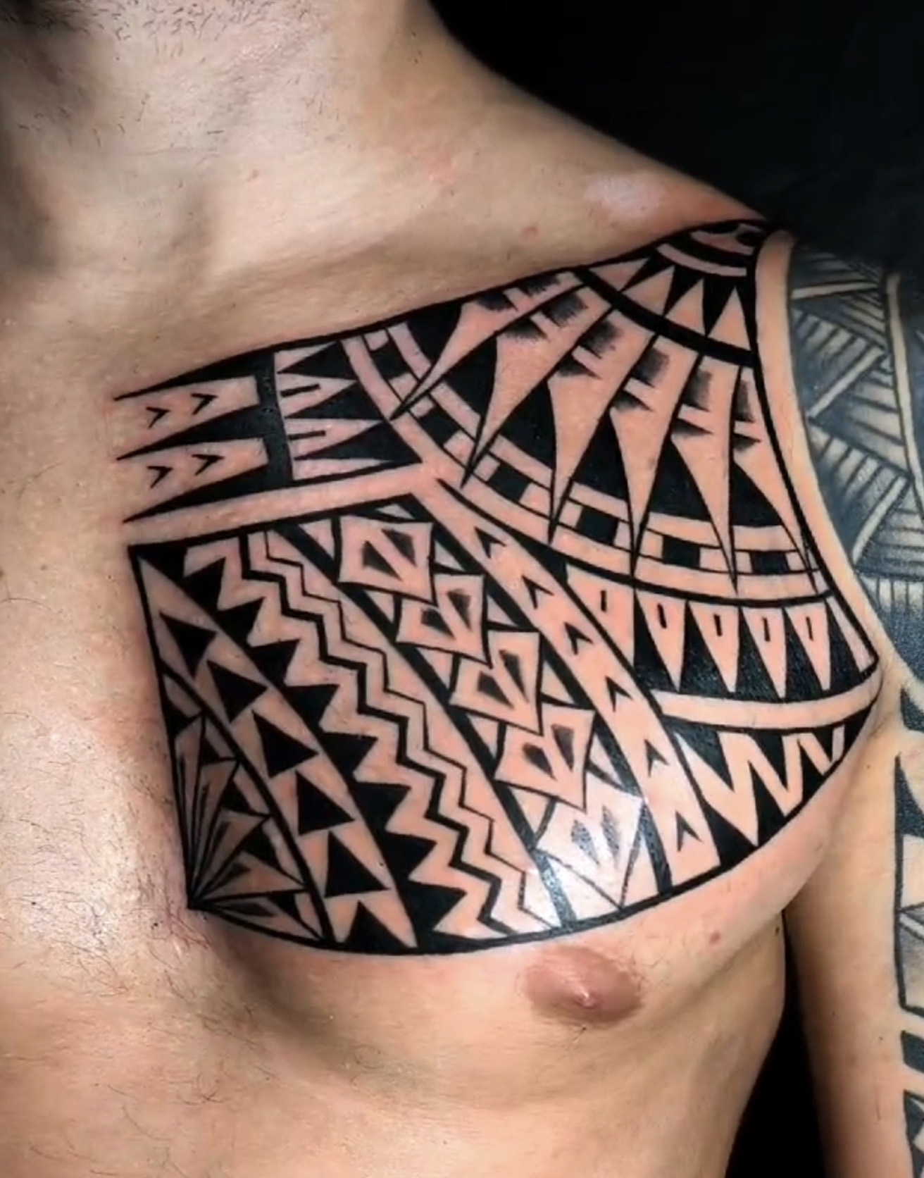 Tatuaje samoano en el pectoral en Madrid