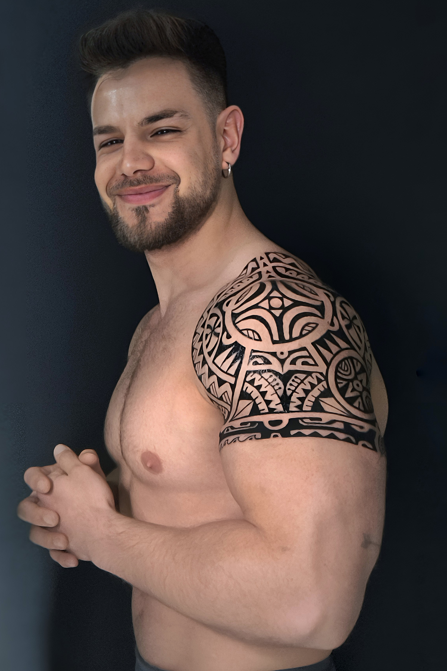 Tatuaje maorí en la parte superior del brazo