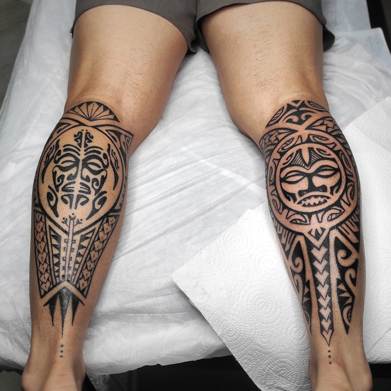 Dos tatuajes maorís en los gemelos