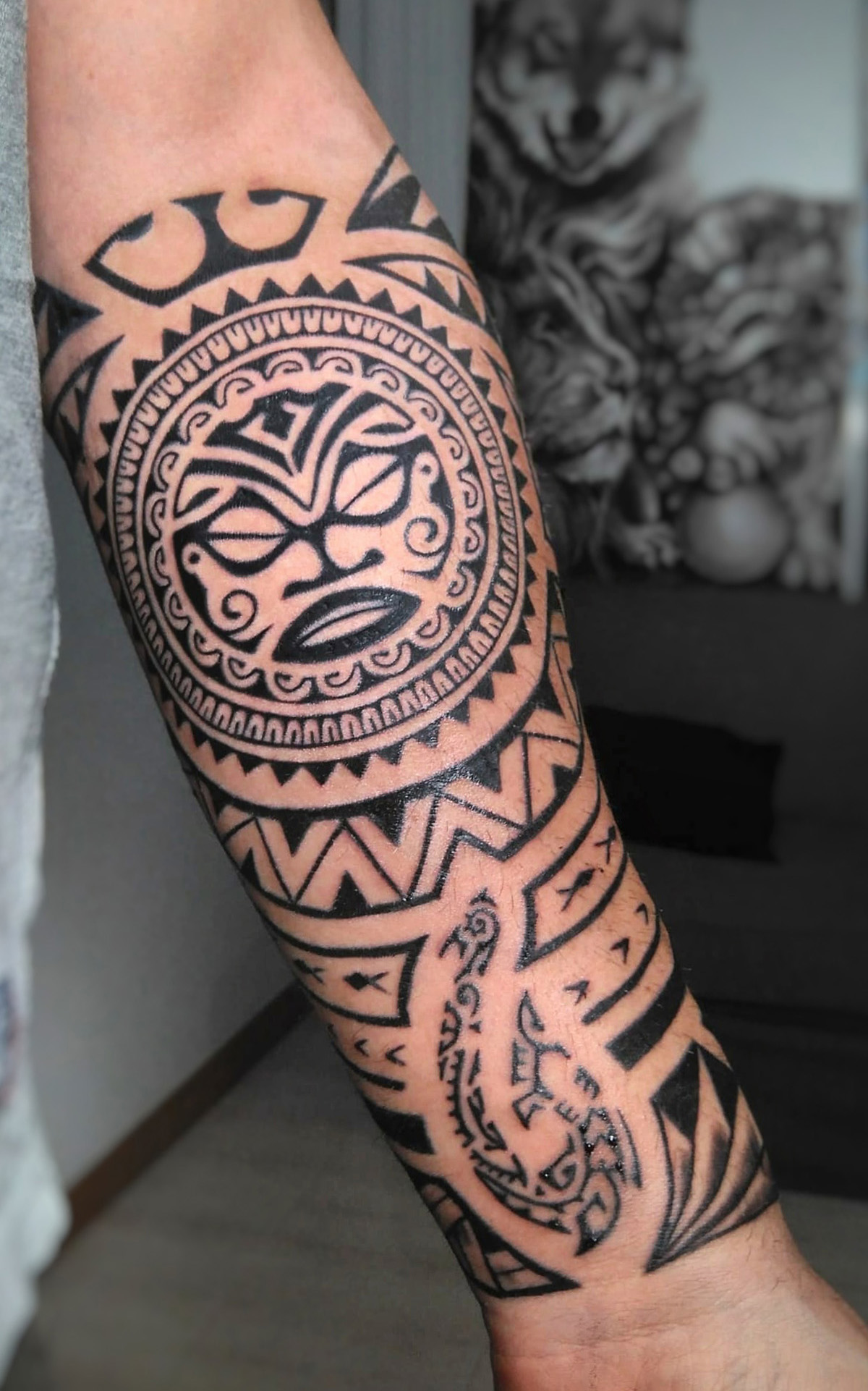 Tatuaje maorí con sol en el antebrazo