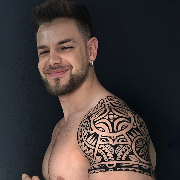 Tatuaje maorí en la parte superior del brazo