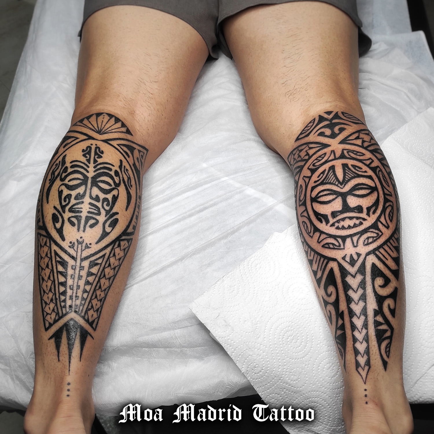 Dos tatuajes maorís en los gemelos creados en Madrid